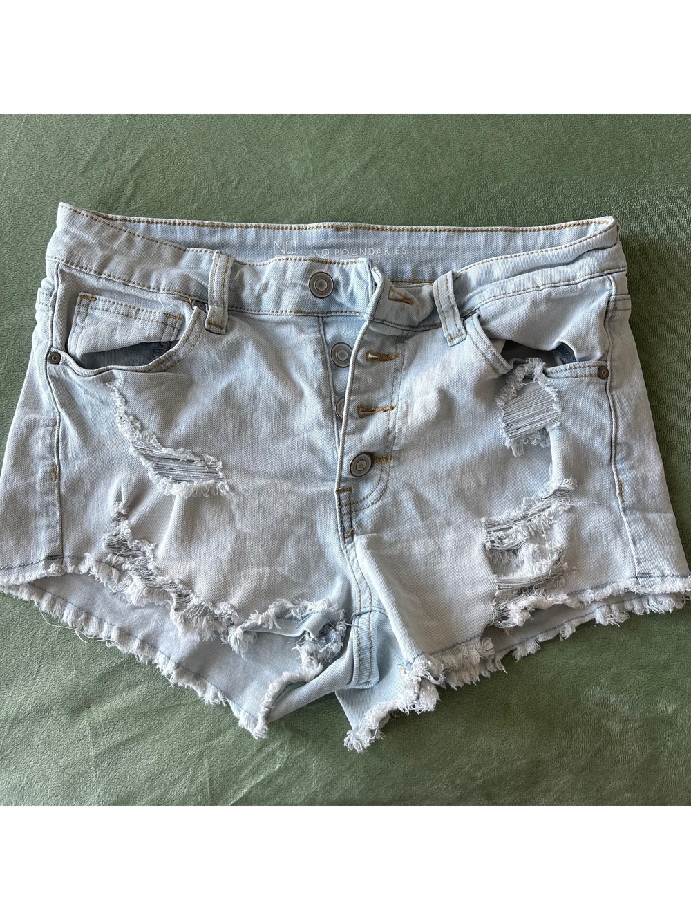 No Boundaries Juniors Light Wash Distressed Button Fly Cutoff Shorts Size 7